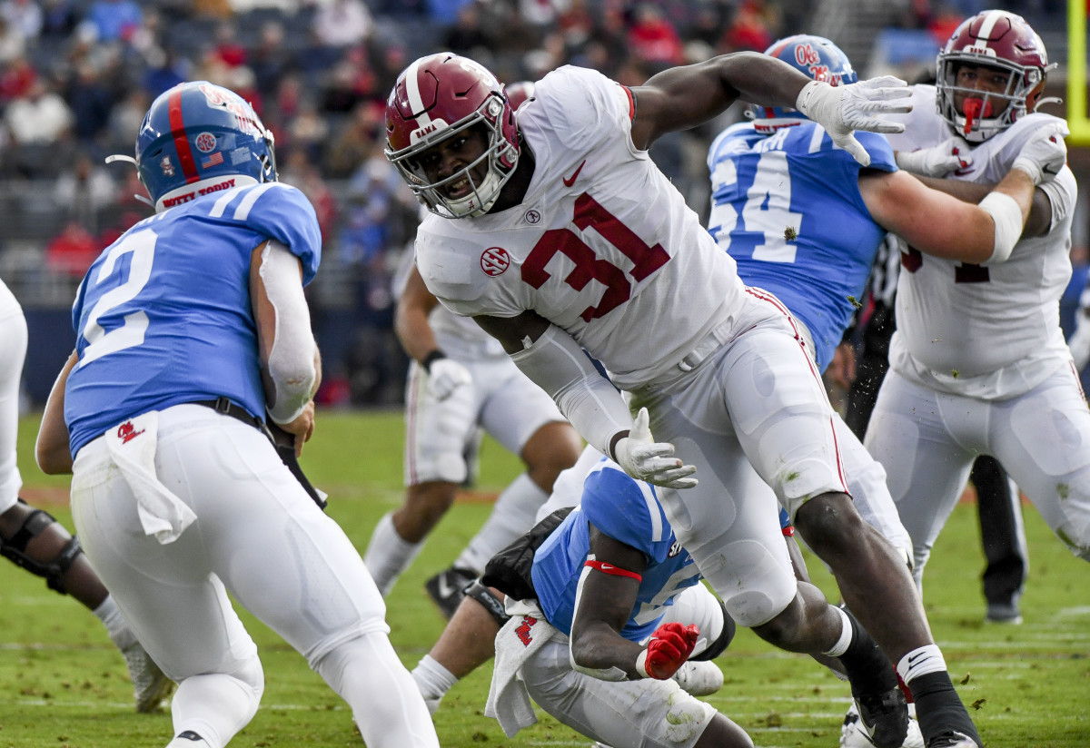 Nov 12, 2022; Oxford, Mississippi, USA; Alabama linebacker Will Anderson Jr. (31) pressures Ole Miss quarterback Jaxson Dart (2) at Vaught-Hemingway Stadium.